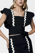 Fabiana Conjunto Elegante con Volantes y Costuras en Contraste