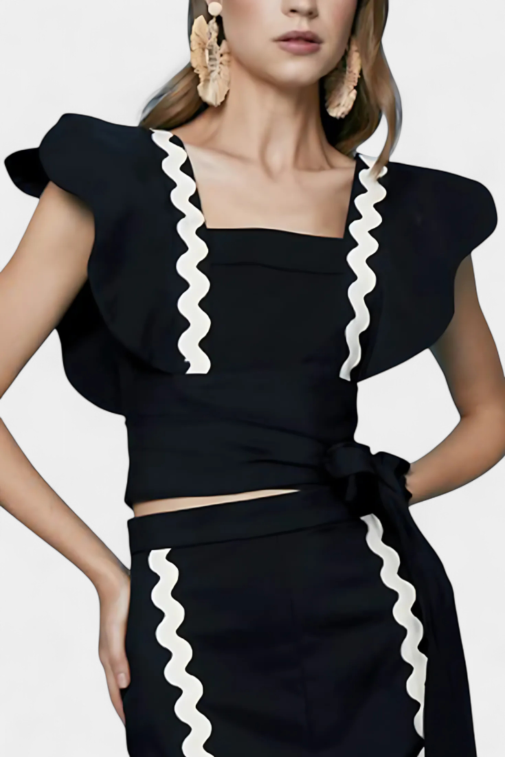 Fabiana Conjunto Elegante con Volantes y Costuras en Contraste