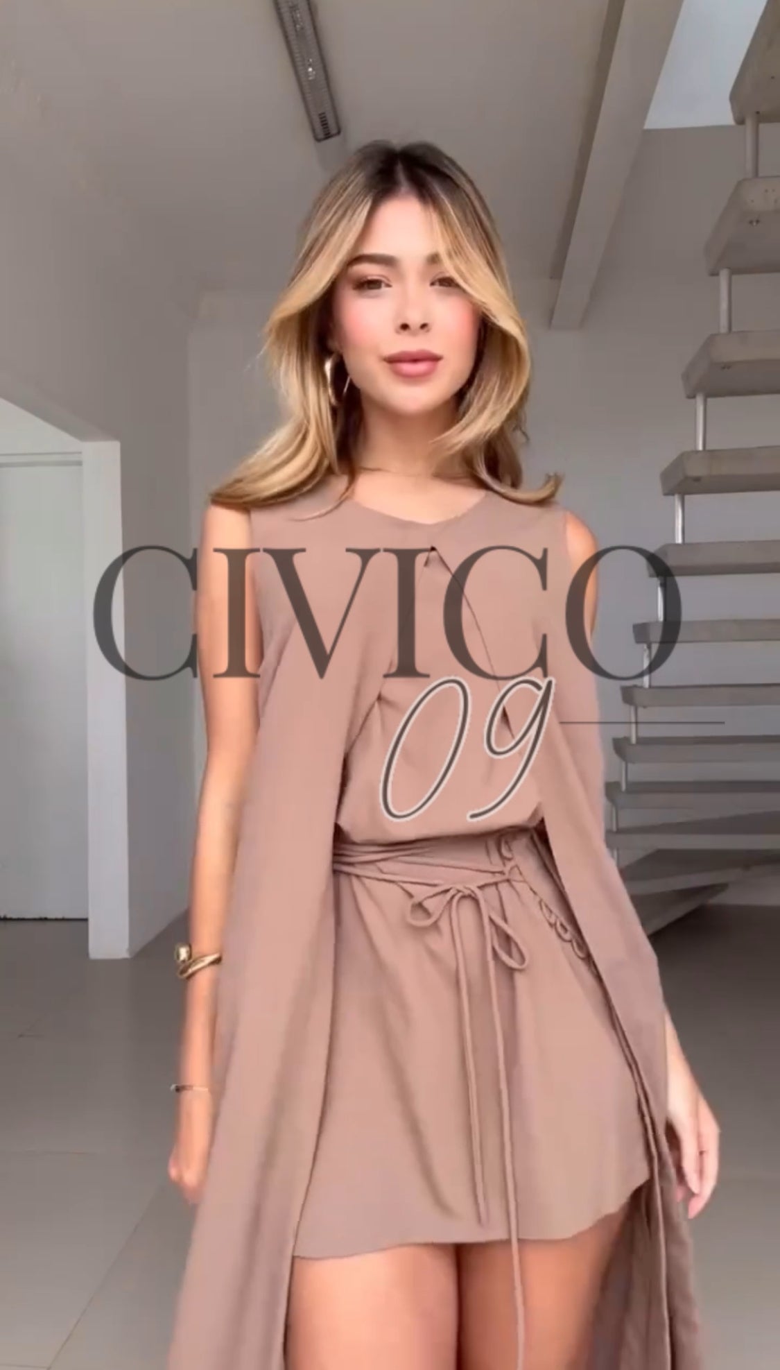 Celeste Cape | Vestido Mini con Capa Asimétrica y Cinturón