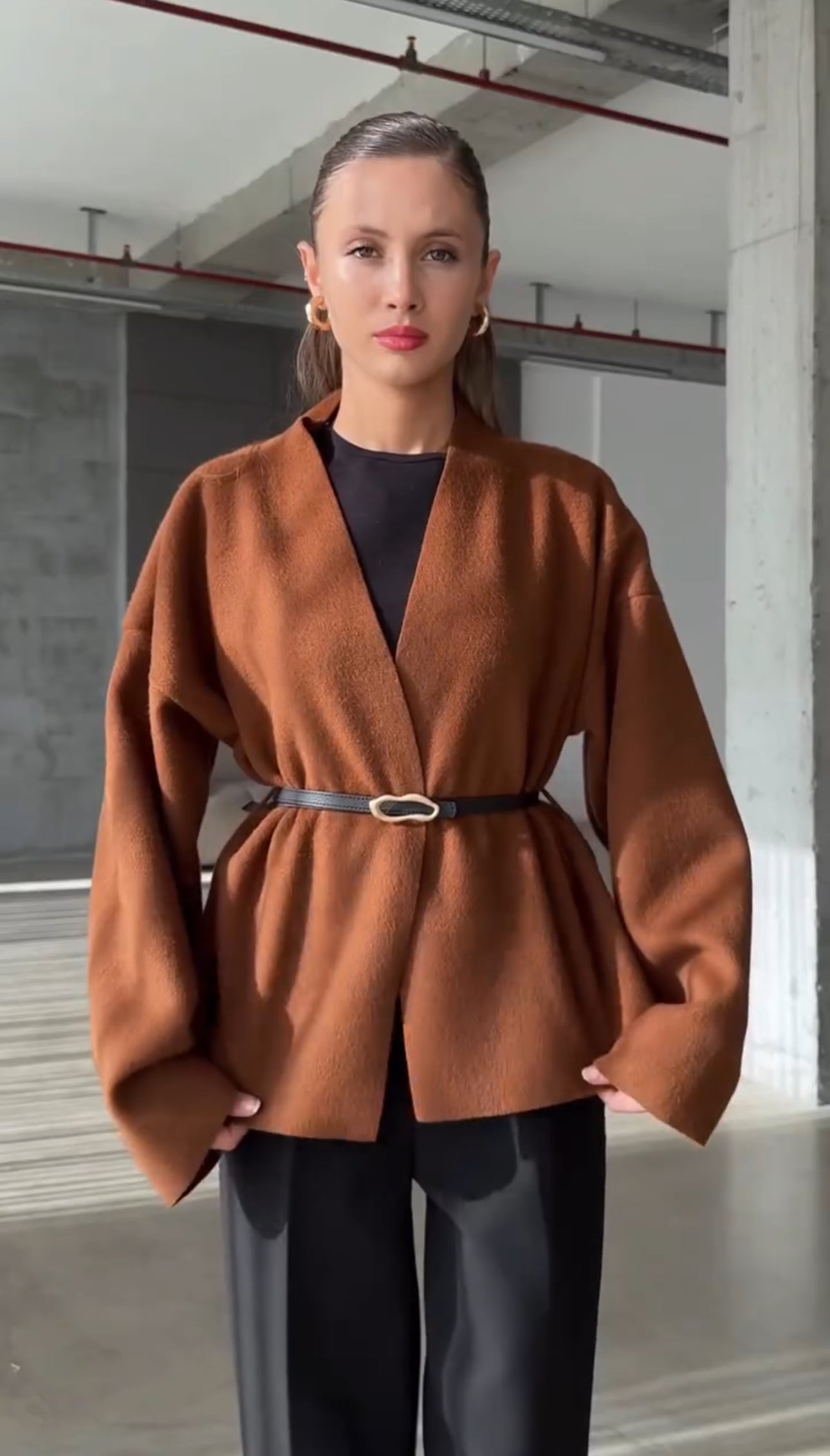 Jasmine Luxe | Chaqueta Capa con Cinturón