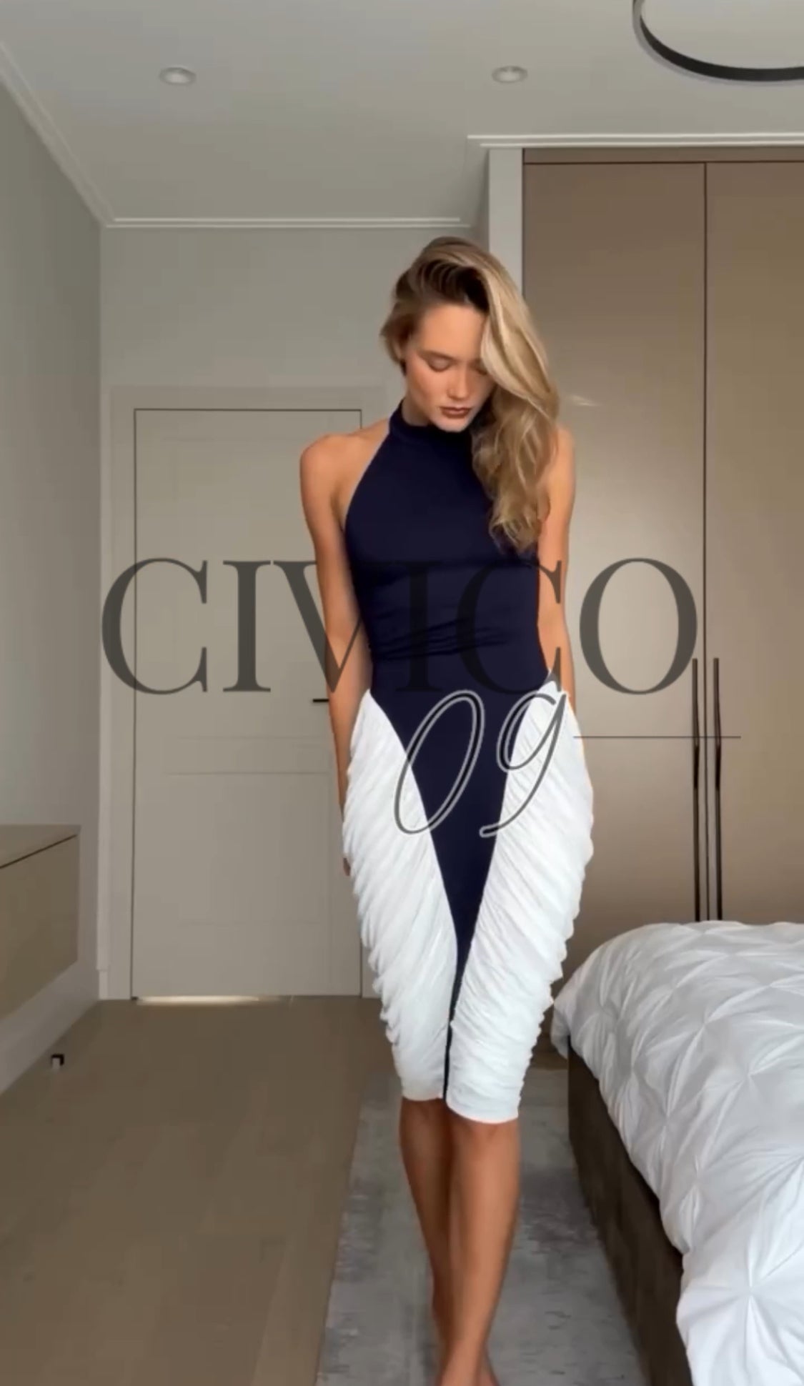 Emery Bicolor | Vestido Midi Halter Bicolor sin Mangas