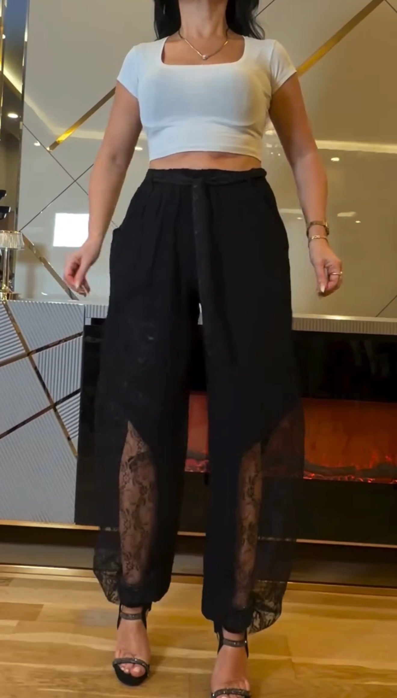 Mónik Lace | Pantalón Fluido con Bajos de Encaje