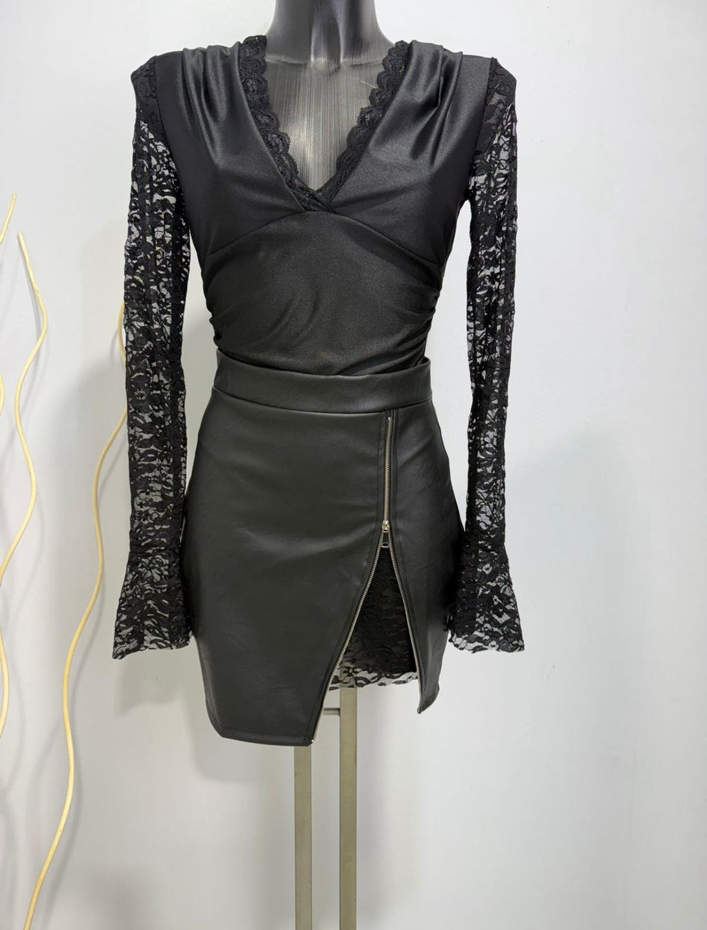 Patty | Conjunto Blusa de Encaje y Falda Mini de Polipiel