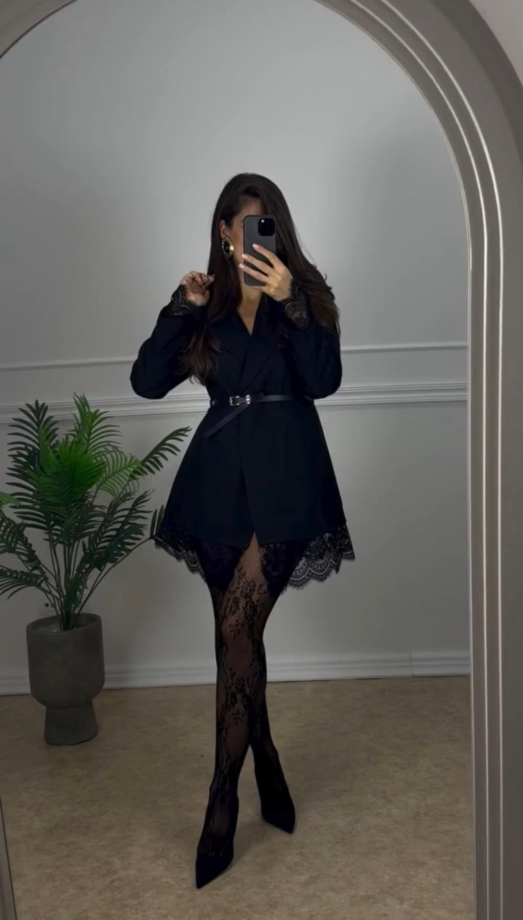Lara Dentelle | Vestido Blazer con Bajo de Encaje y Cinturón