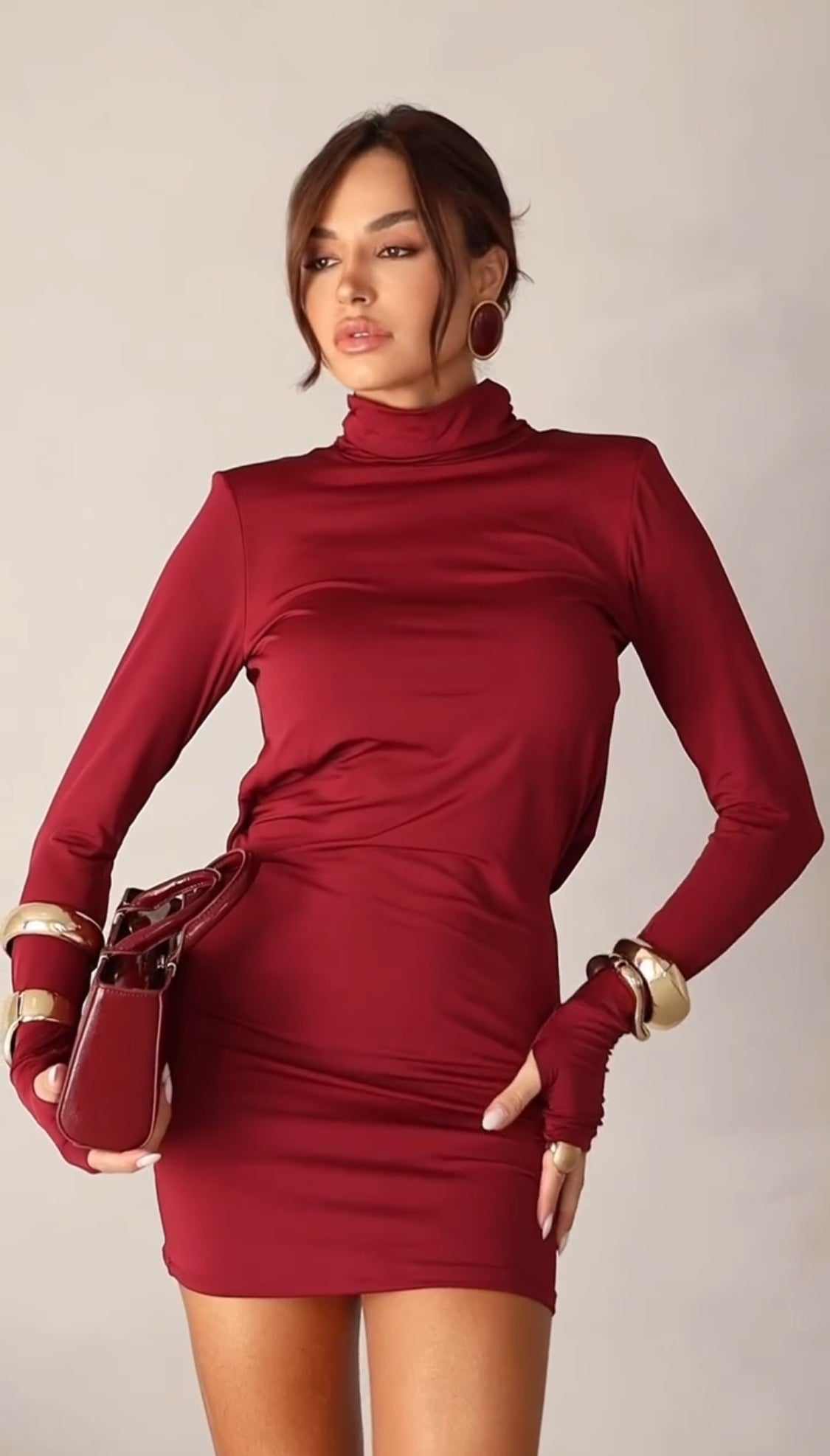 Ornella Rouge | Vestido Mini de Cuello Alto y Manga Larga con Detalle en Puño