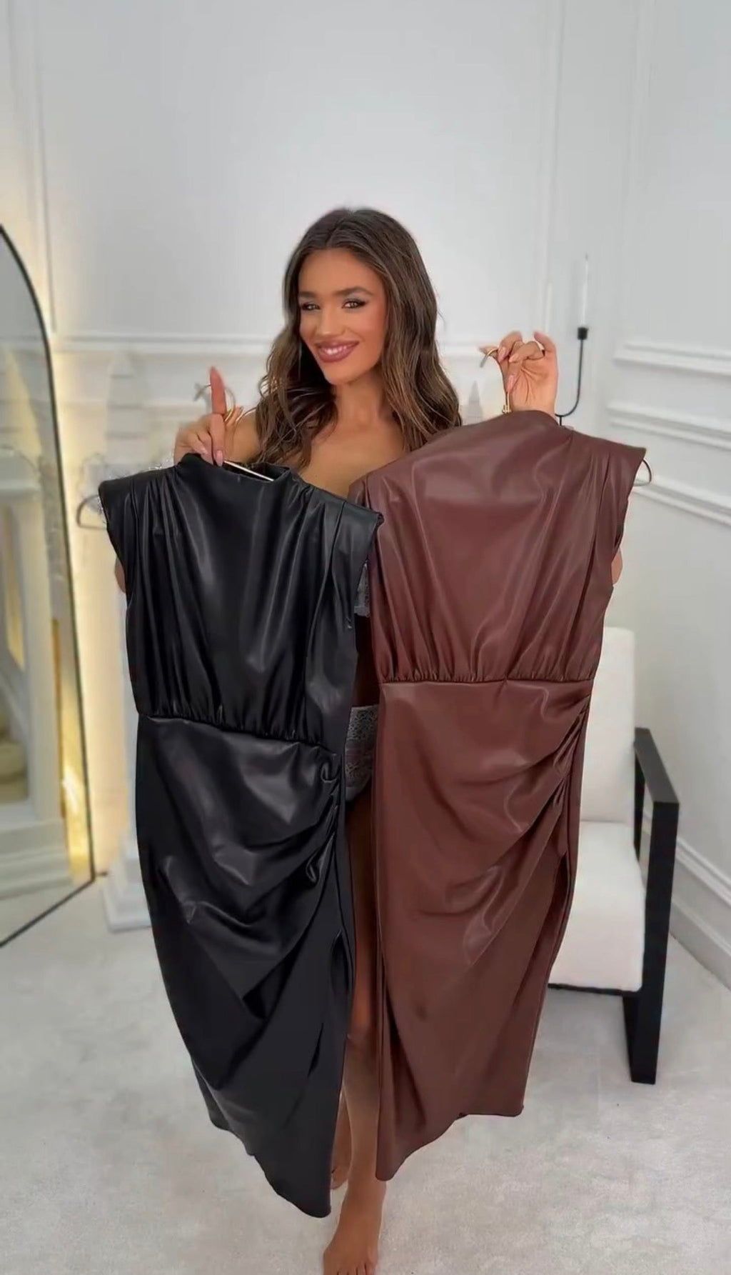 Emily Moto | Vestido Midi de Polipiel sin Mangas con Cuello Alto