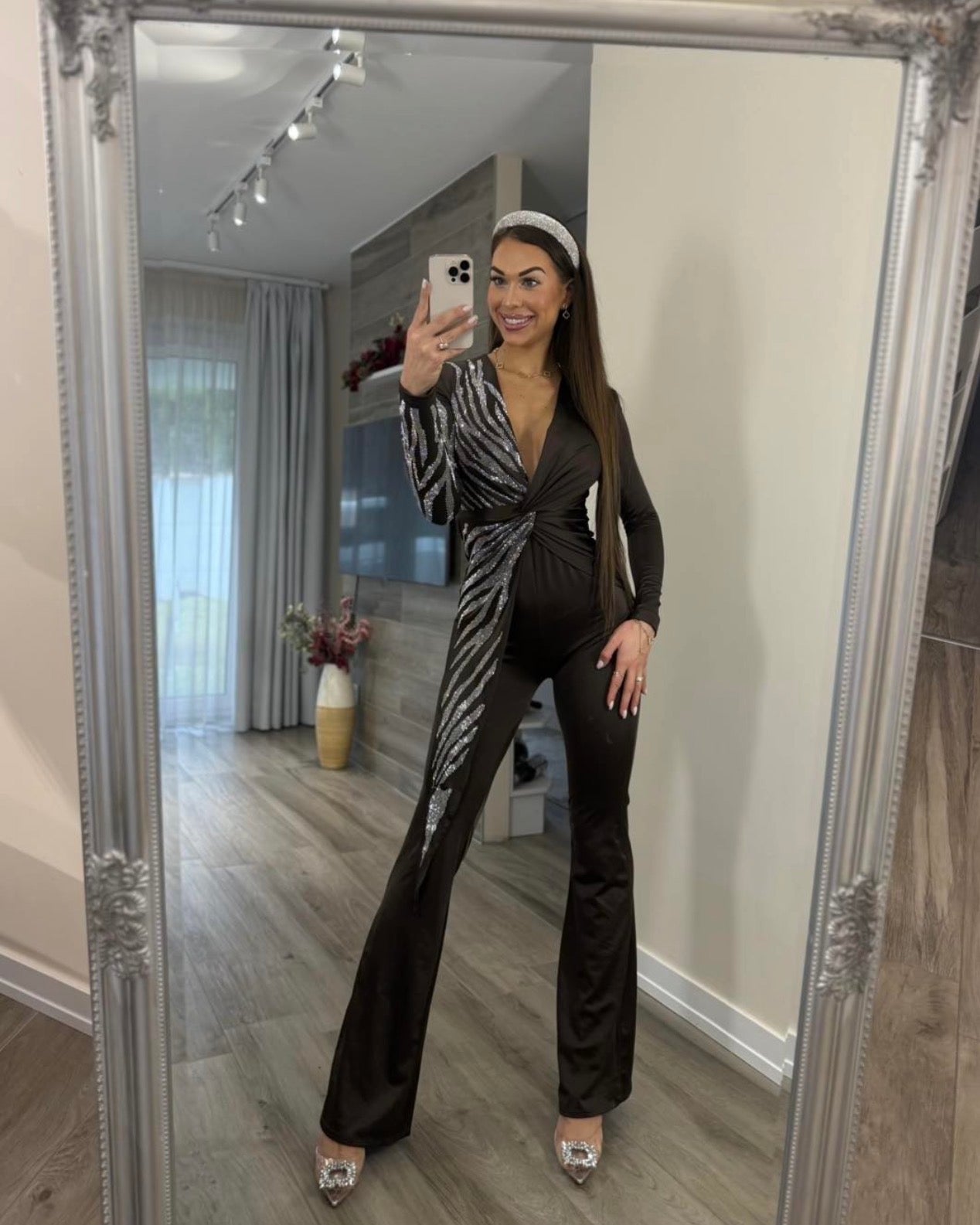 Calabria Noir | Mono Maxi Escote en V con Detalle de Strass y Campana