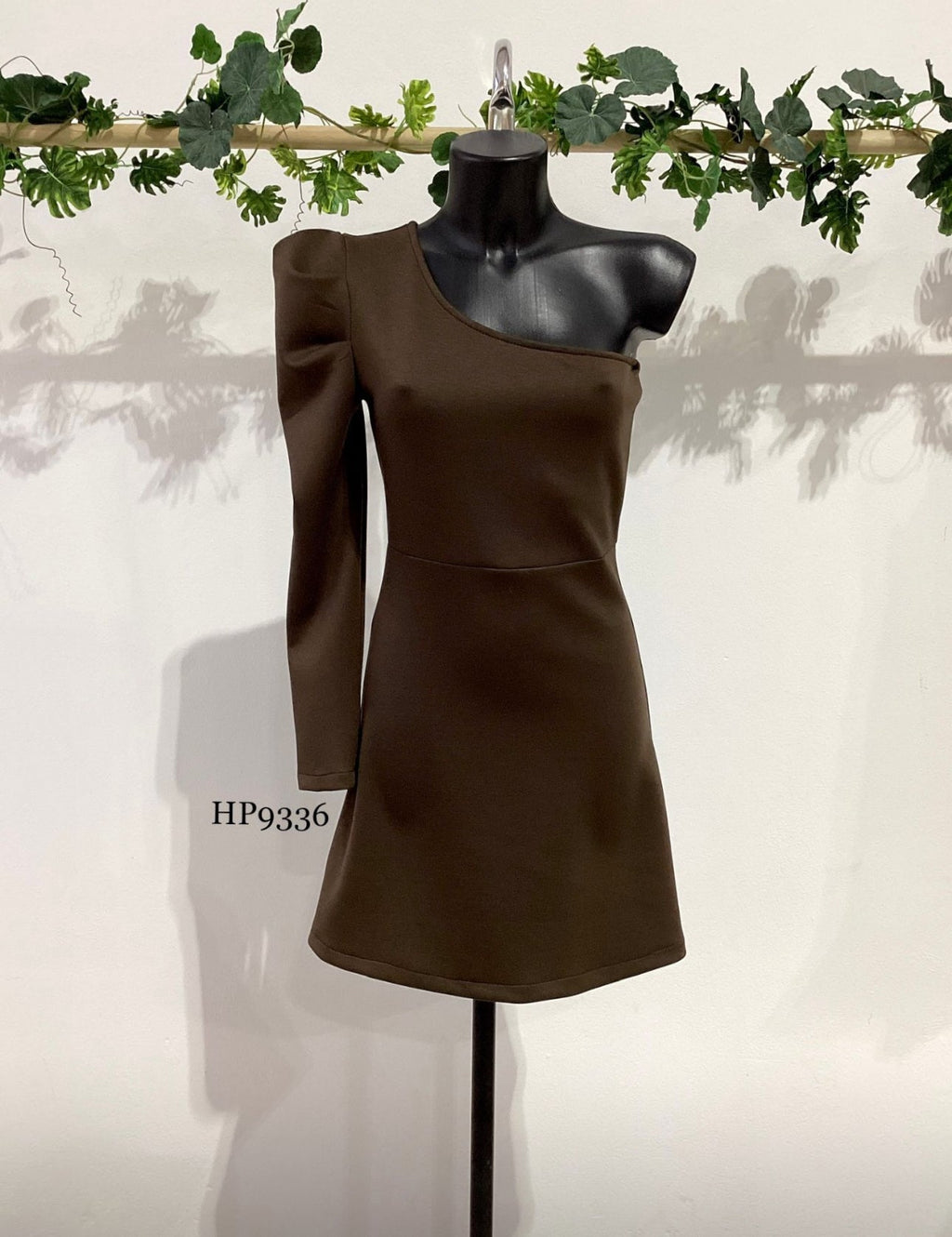Monroi | Vestido Mini de un Solo Hombro con Manga Larga