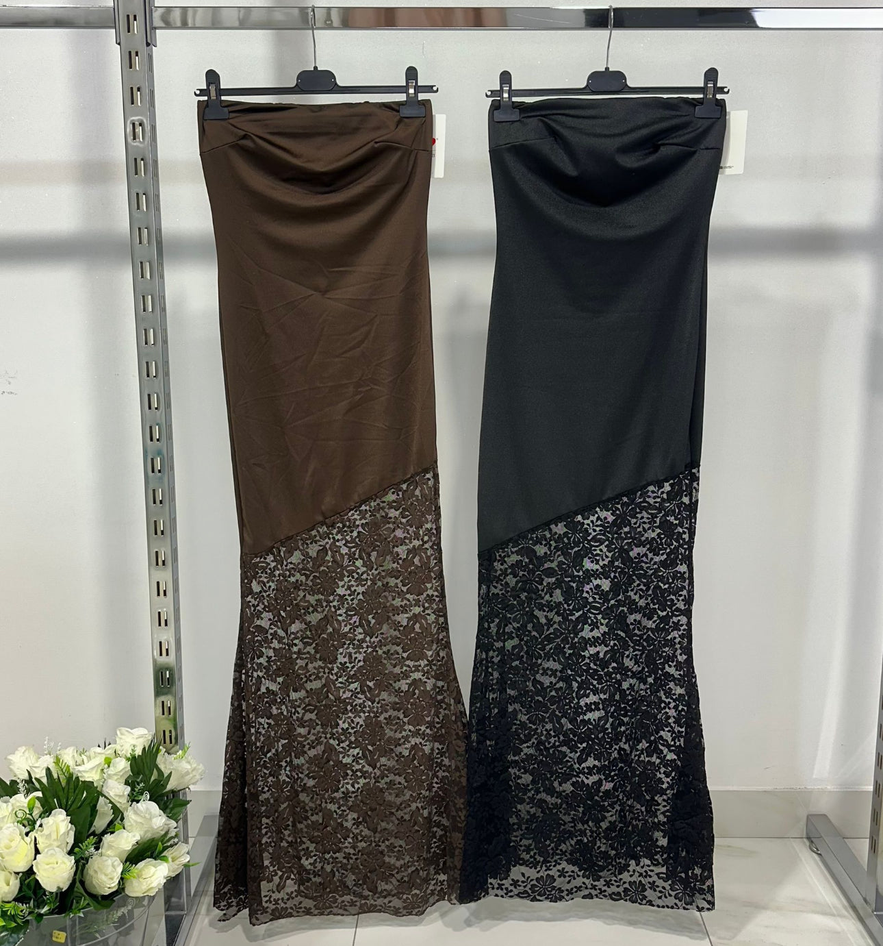 Serena Lace | Vestido Maxi Bandeau con Falda de Encaje Asimétrica
