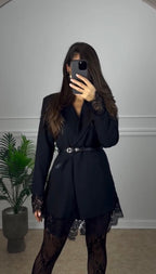 Lara Dentelle | Vestido Blazer con Bajo de Encaje y Cinturón