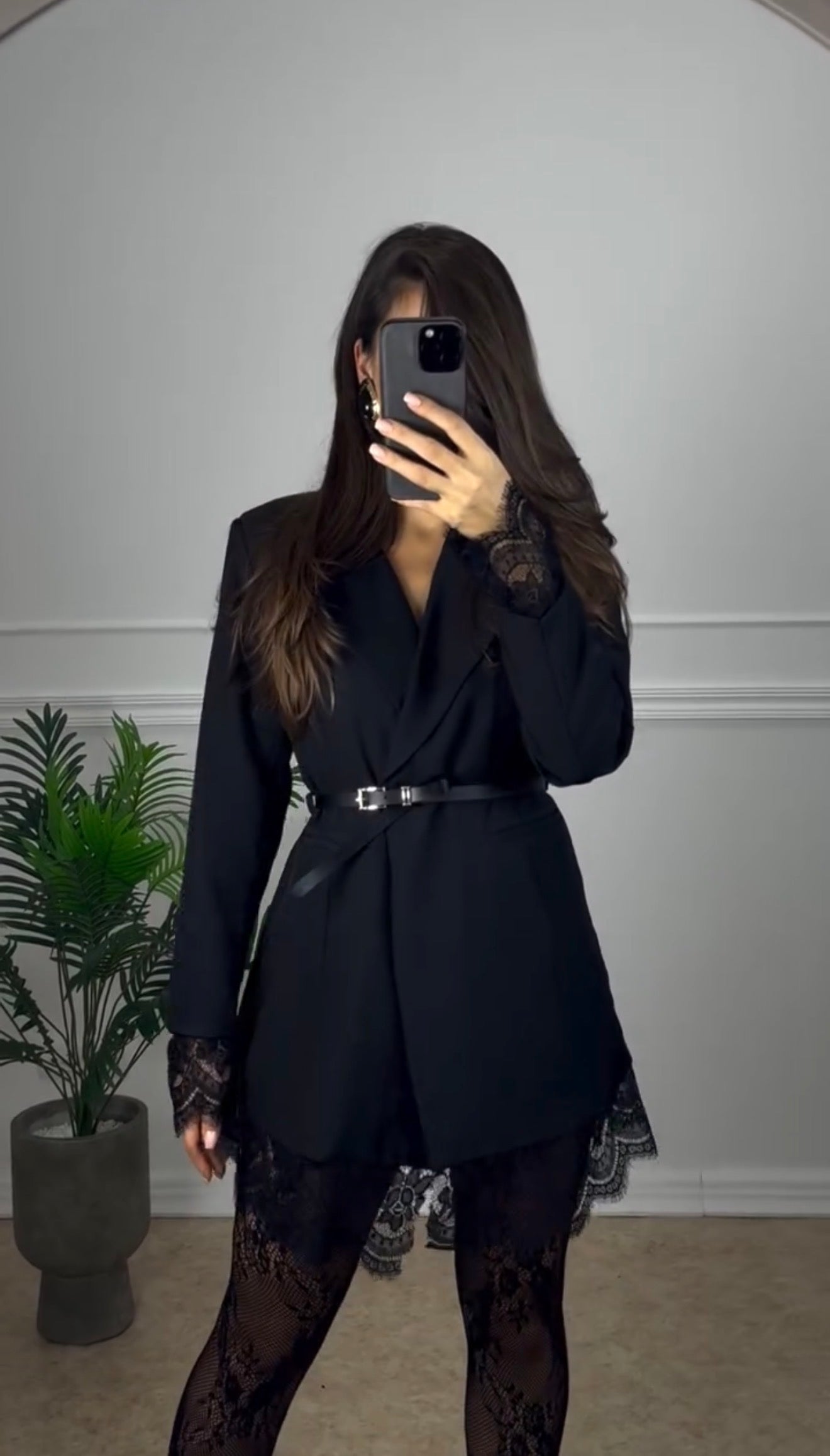 Lara Dentelle | Vestido Blazer con Bajo de Encaje y Cinturón