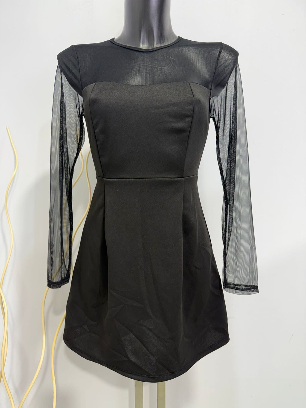 Velara Noir | Vestido Mini con Manga Larga de Tul y Escote Ilusión