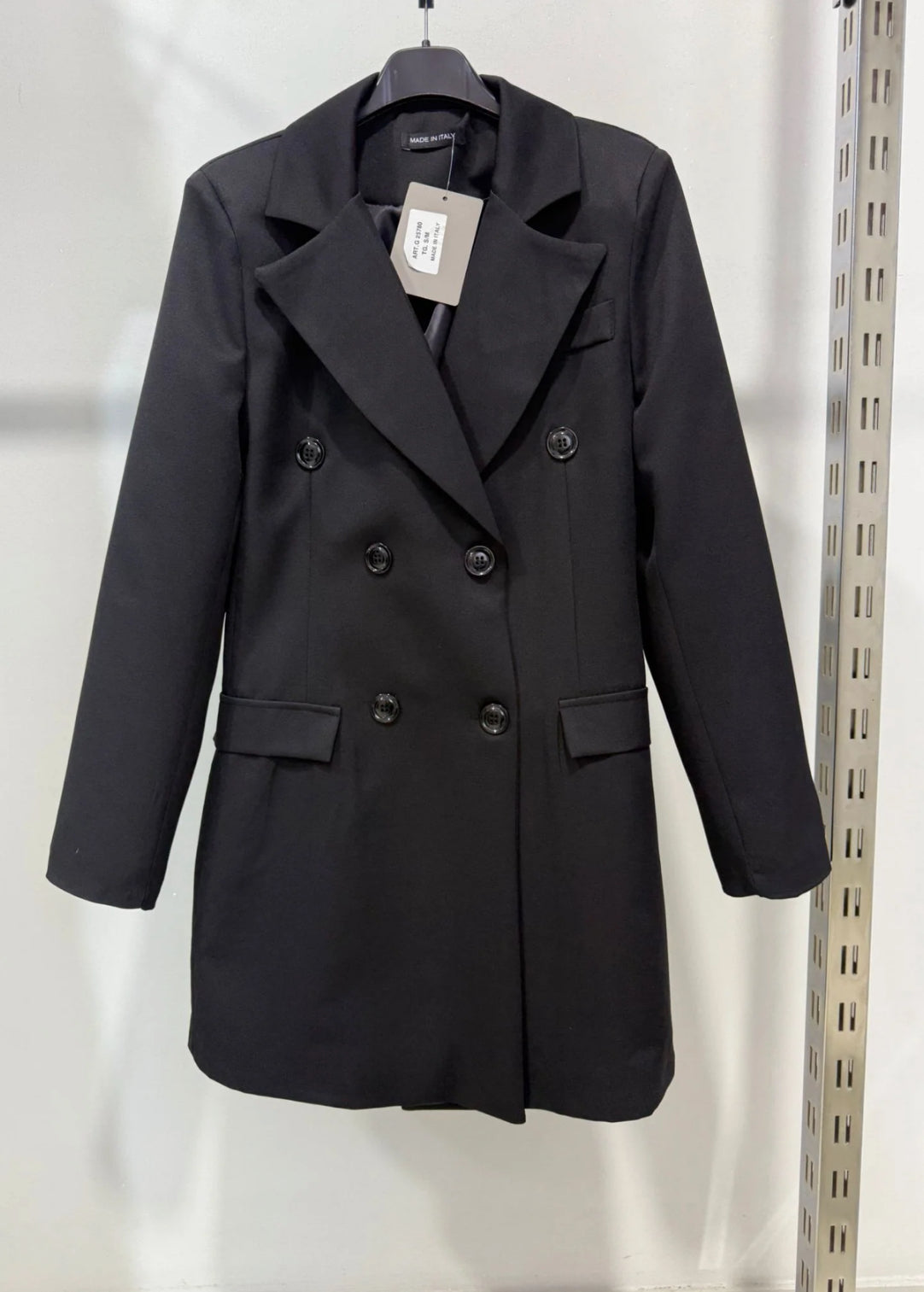 Bárbara Noir | Vestido Blazer de Doble Botonadura con Broche