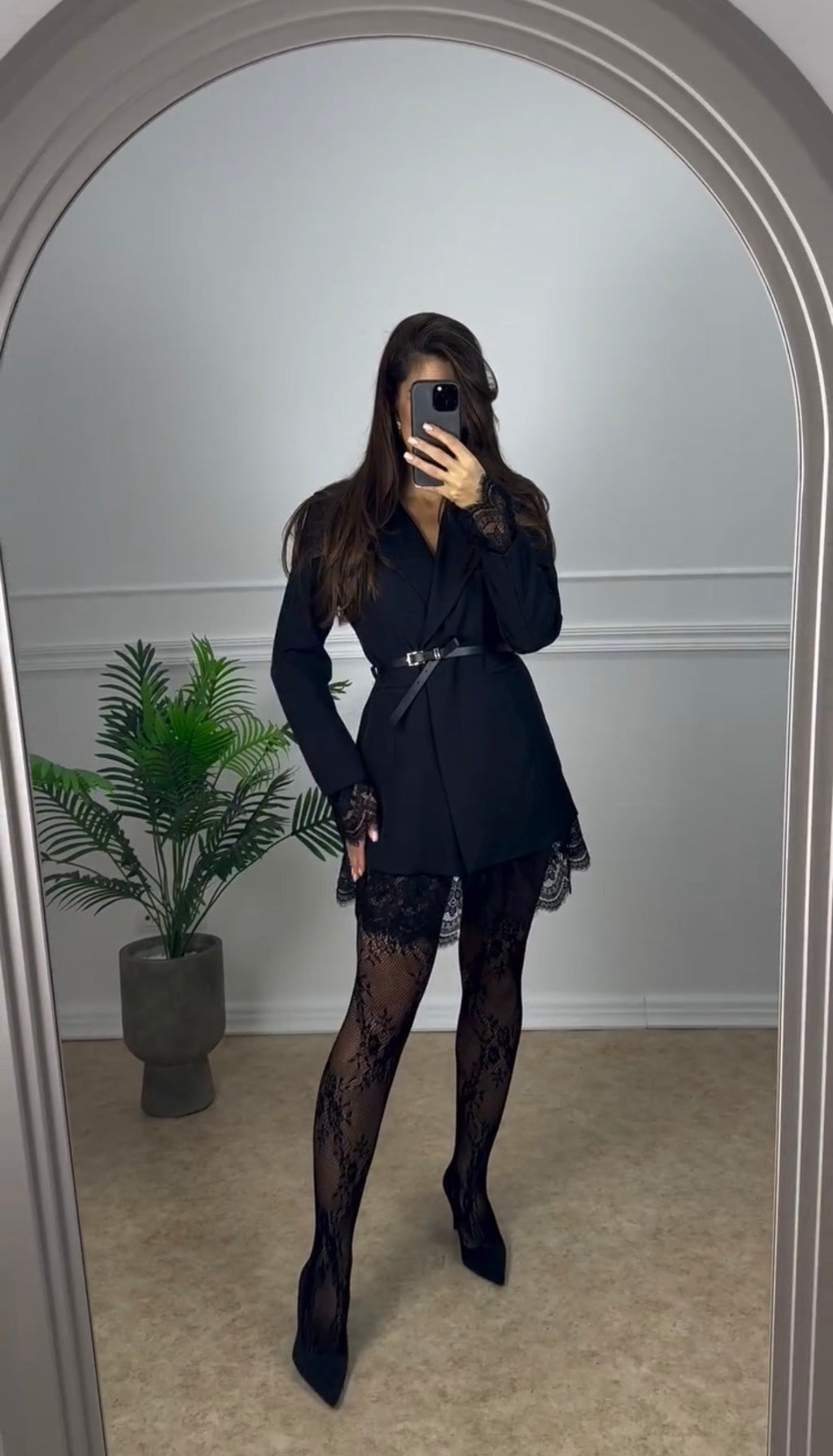 Lara Dentelle | Vestido Blazer con Bajo de Encaje y Cinturón