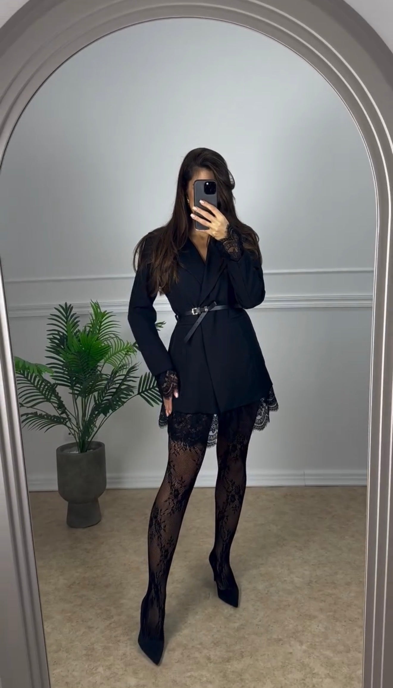 Lara Dentelle | Vestido Blazer con Bajo de Encaje y Cinturón