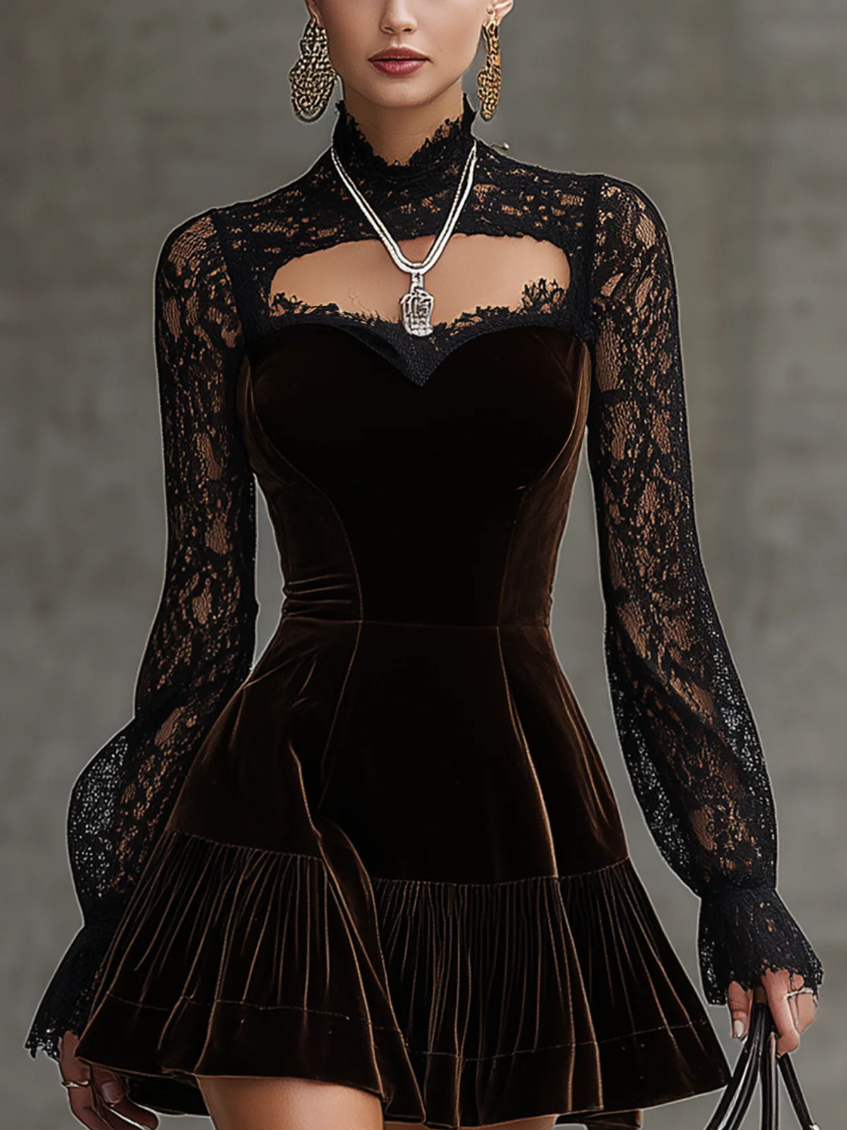 Vestido mini de terciopelo con mangas de encaje