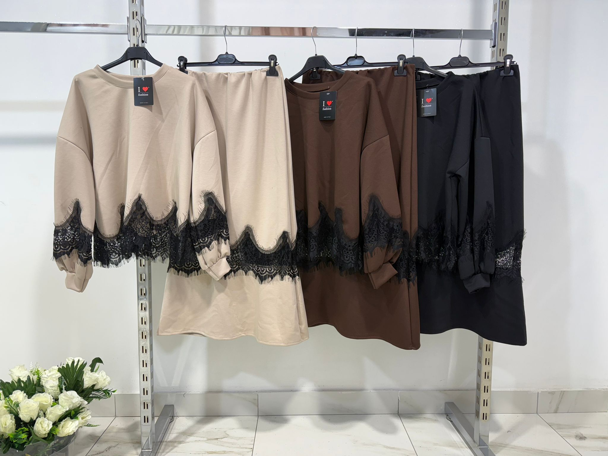 Mayra Lace | Conjunto Sudadera y Falda Midi con Ribetes de Encaje