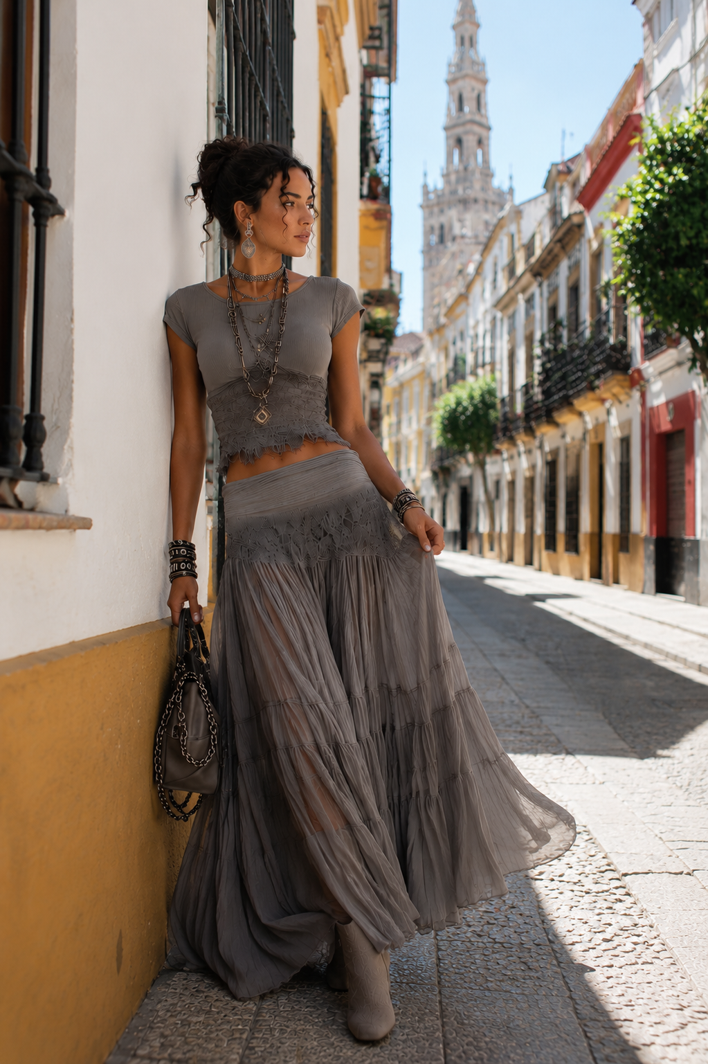 Alba - Conjunto compuesto por un top gris con paneles de encaje y una falda larga plisada
