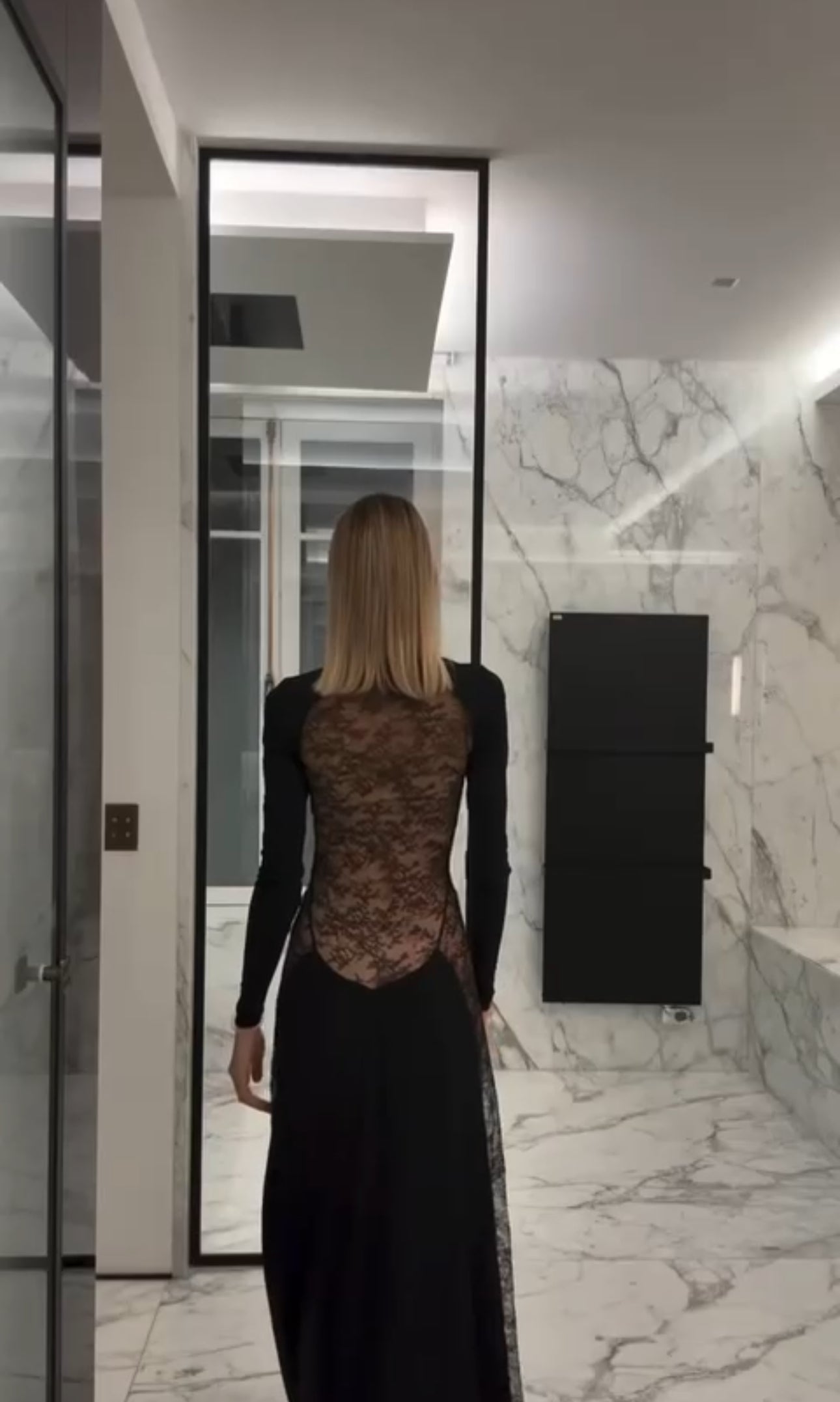 Noir Dentelle | Vestido Maxi de Cuello Alto con Espalda de Encaje