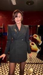Bárbara Noir | Vestido Blazer de Doble Botonadura con Broche