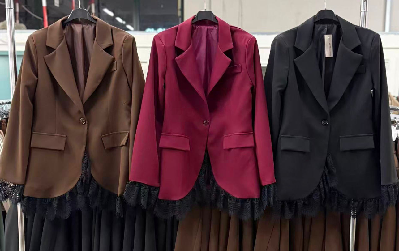 Lara Dentelle | Vestido Blazer con Bajo de Encaje y Cinturón