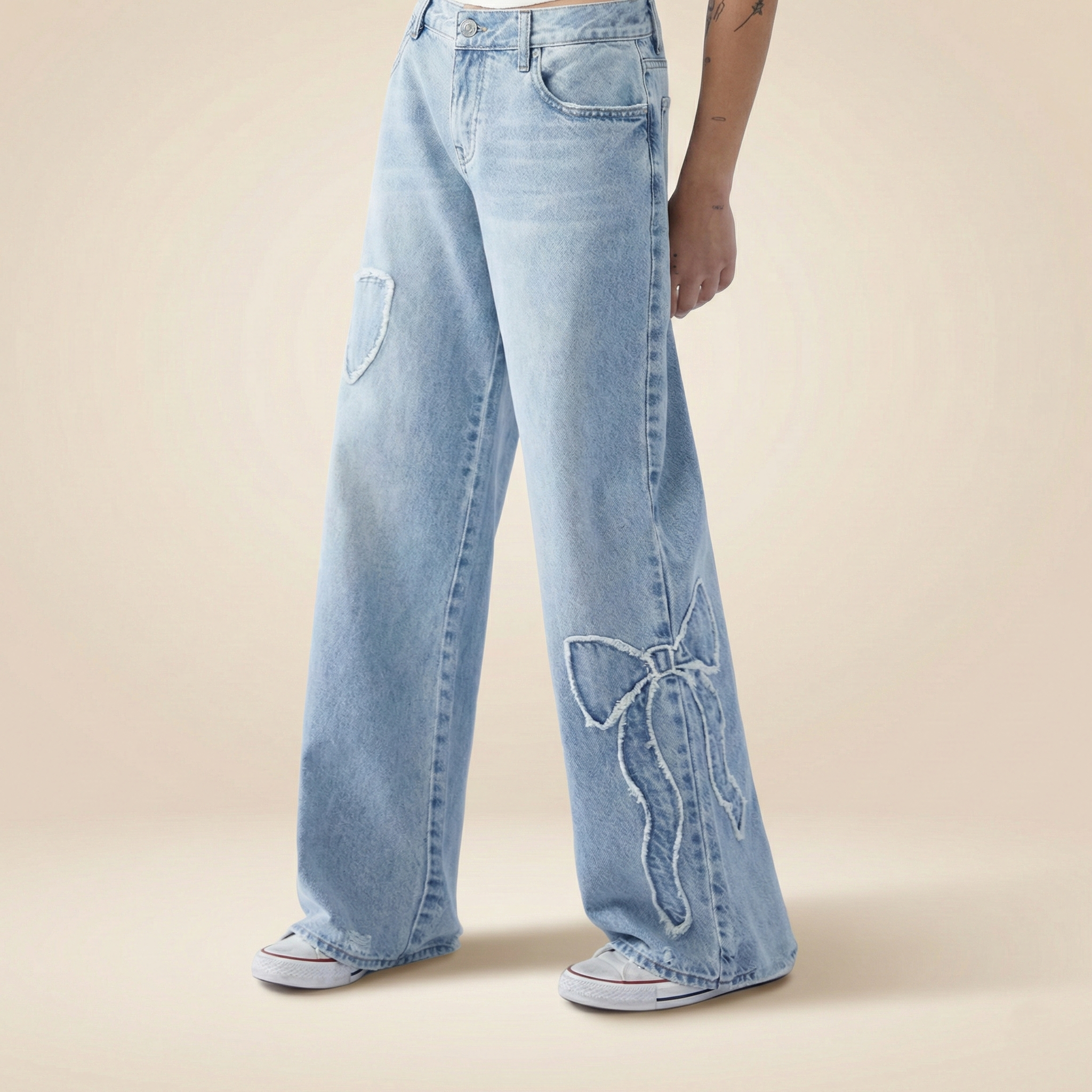 Vaqueros rectos con mariposas bordadas en los laterales