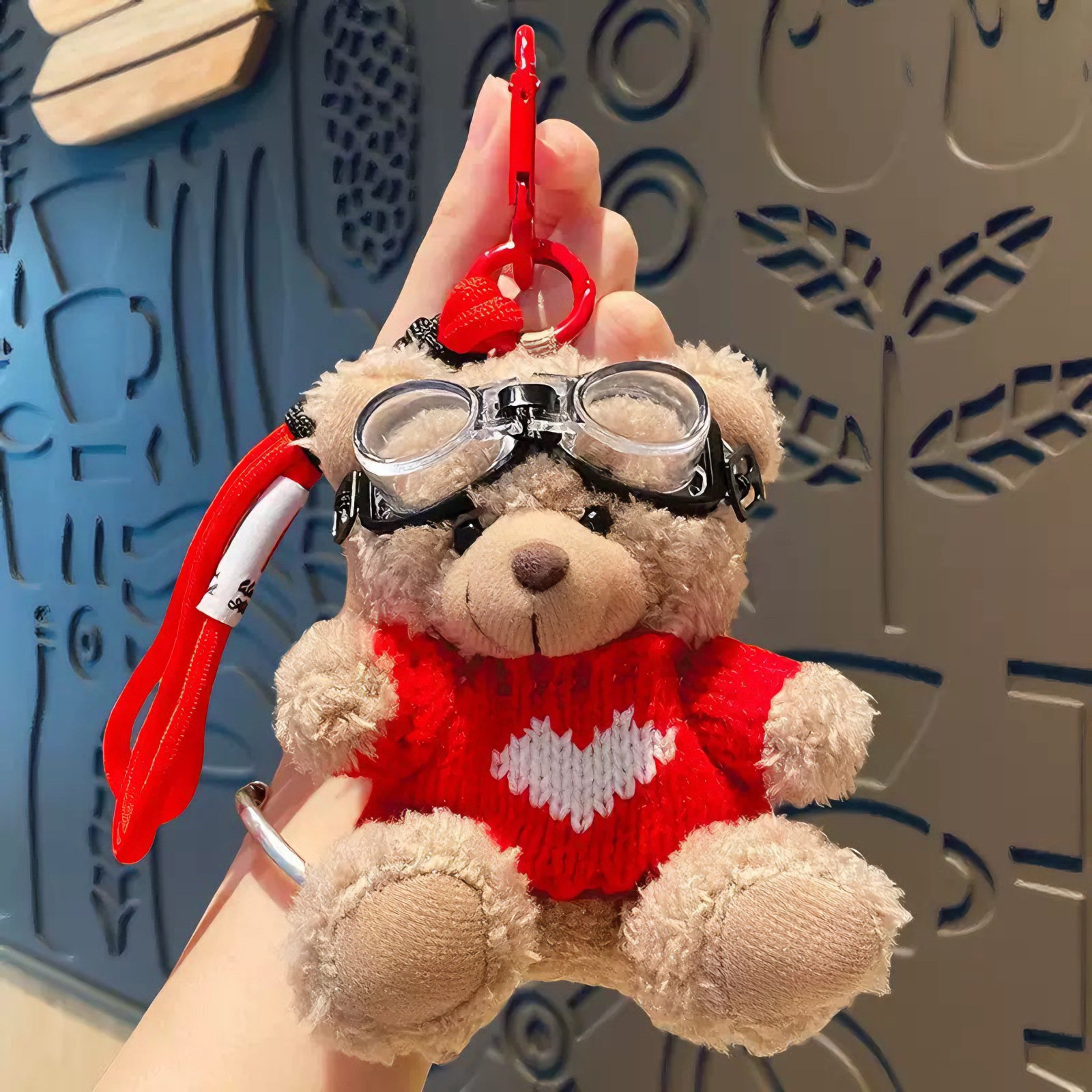 Charm para bolso de oso de peluche con suéter rojo