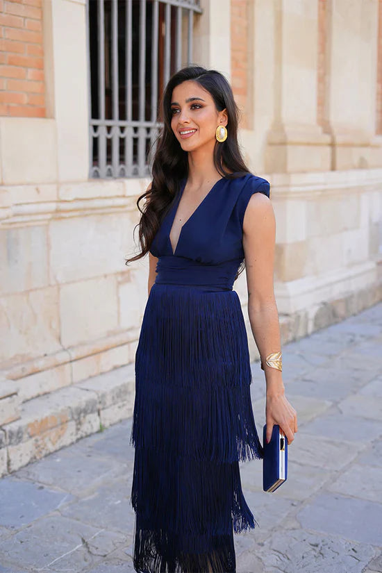 Dolcezza Vestido Maxi Elegante con Escote en V, Pliegues y Flecos