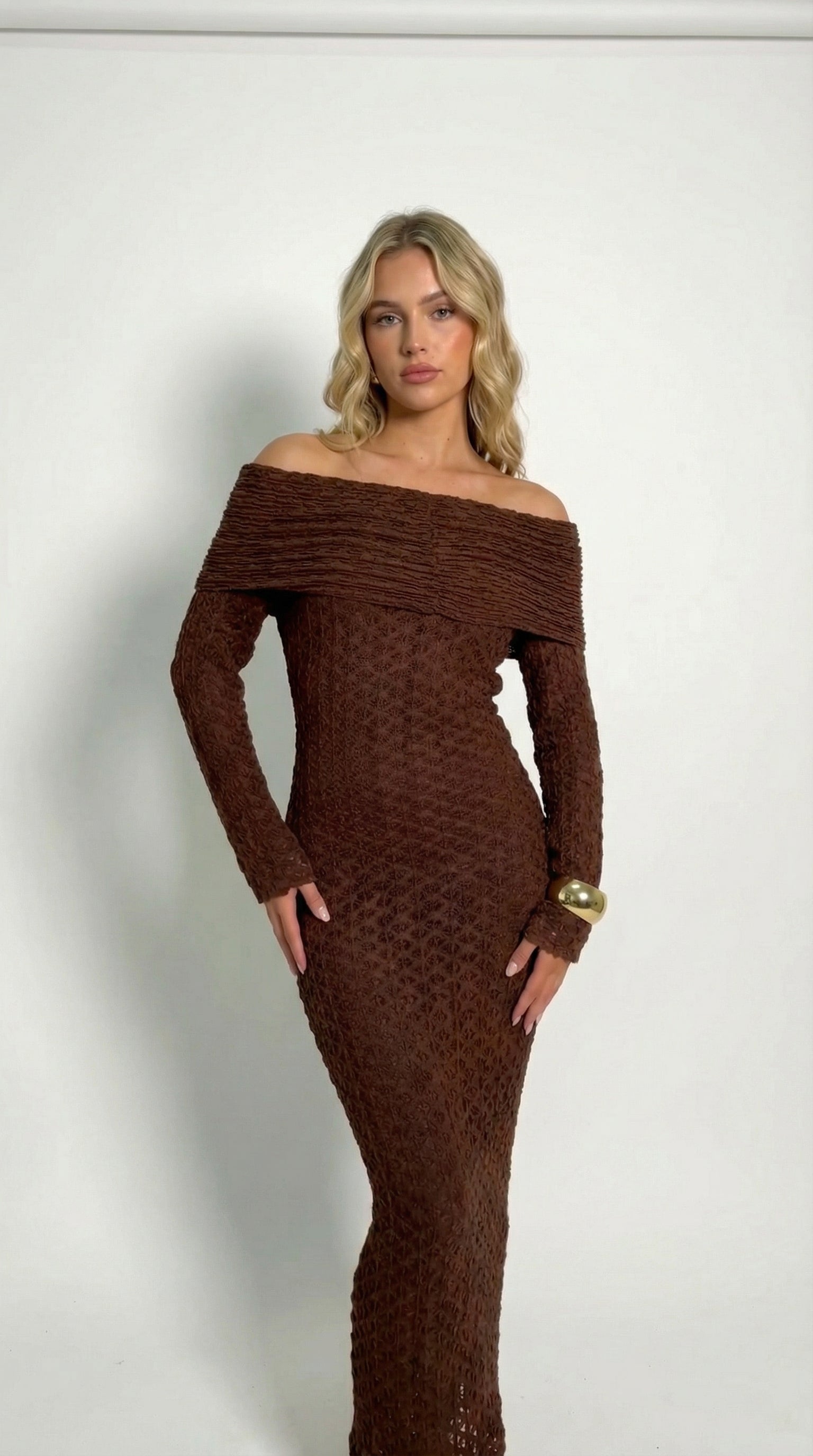 Stones Maxi | Vestido Maxi Texturizado Off-Shoulder de Manga Larga