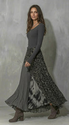 SILVANA | Vestido Maxi Plisado con Estampado Animal