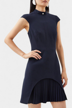 Karen Vestido Mini con Cuello Alto y Detalle Plisado