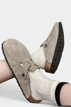 Aubree Zuecos Unisex de Gamuza con Hebilla Ajustable