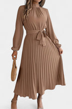 Theresa Vestido con Cuello Alto y Cinturón Plisado