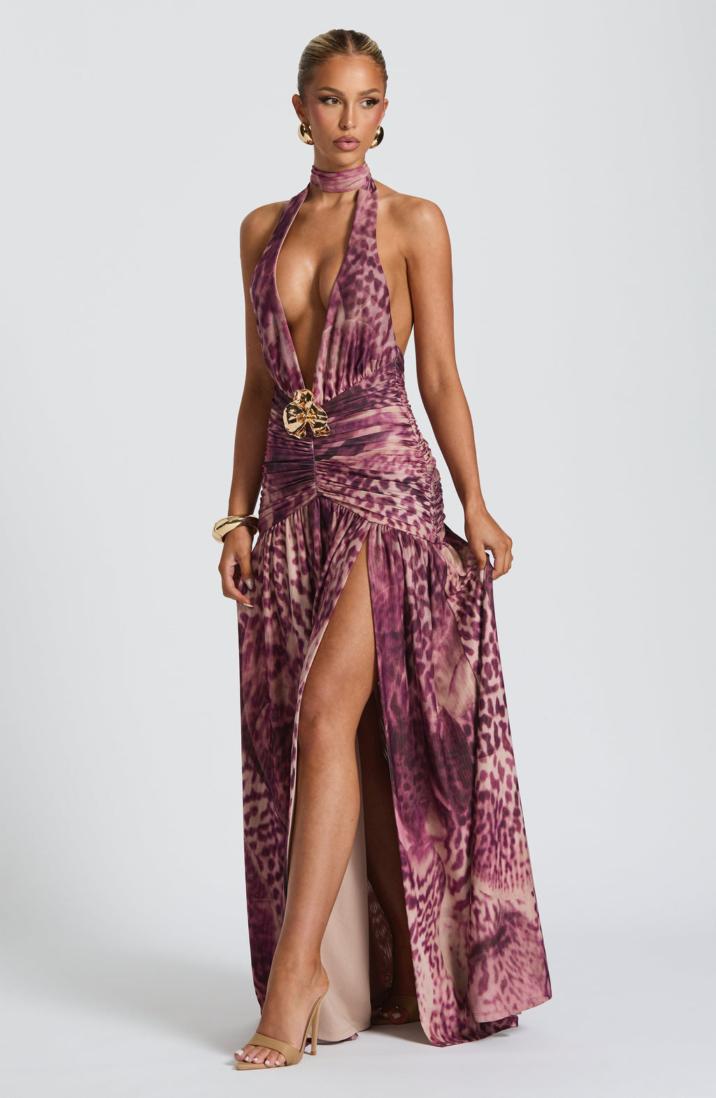 Vestido largo Melania con estampado de orquídea magenta.