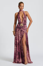Vestido largo Melania con estampado de orquídea magenta.