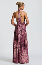 Vestido largo Melania con estampado de orquídea magenta.