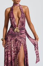 Vestido largo Melania con estampado de orquídea magenta.