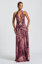 Vestido largo Melania con estampado de orquídea magenta.