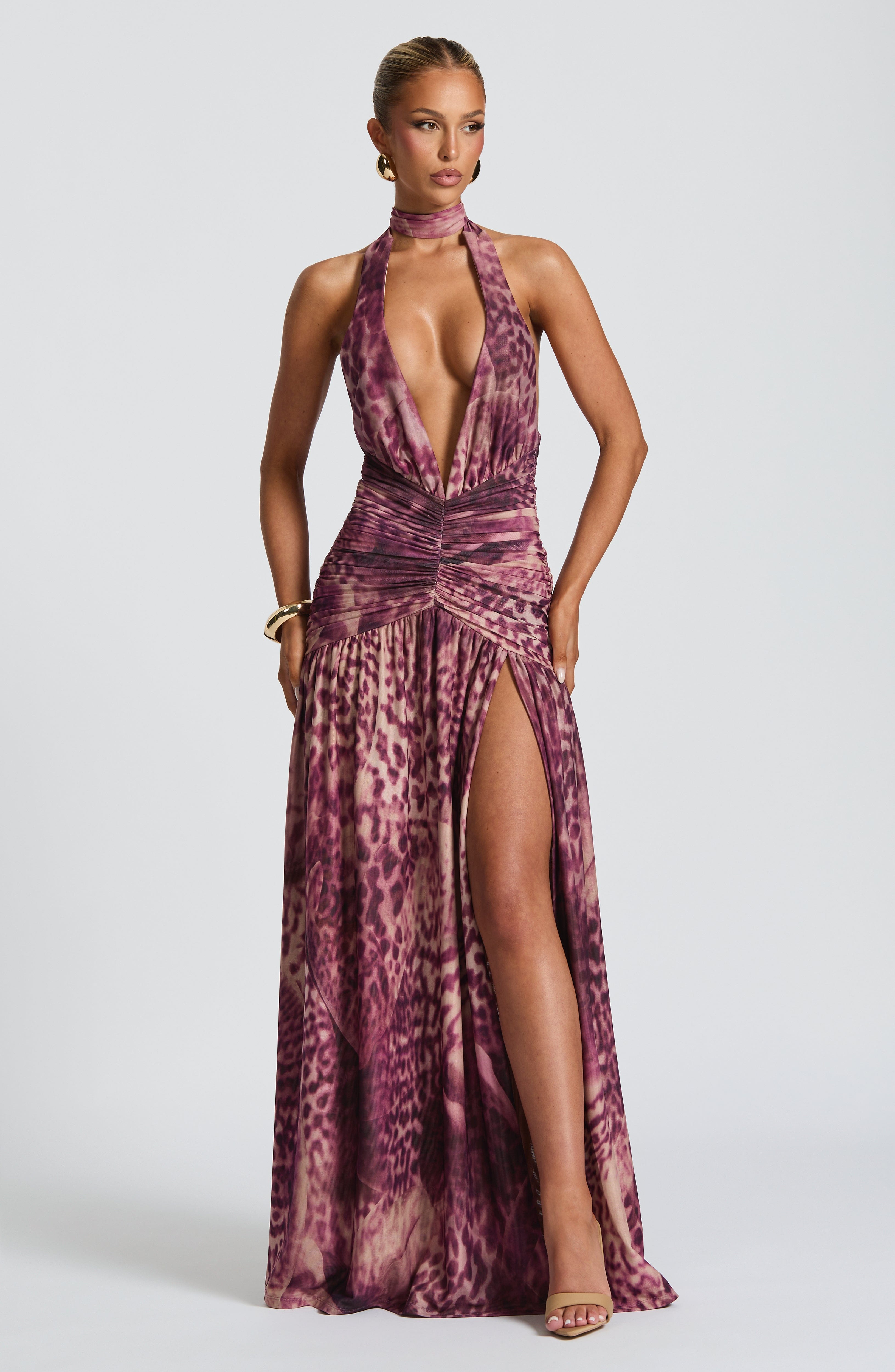 Vestido largo Melania con estampado de orquídea magenta.