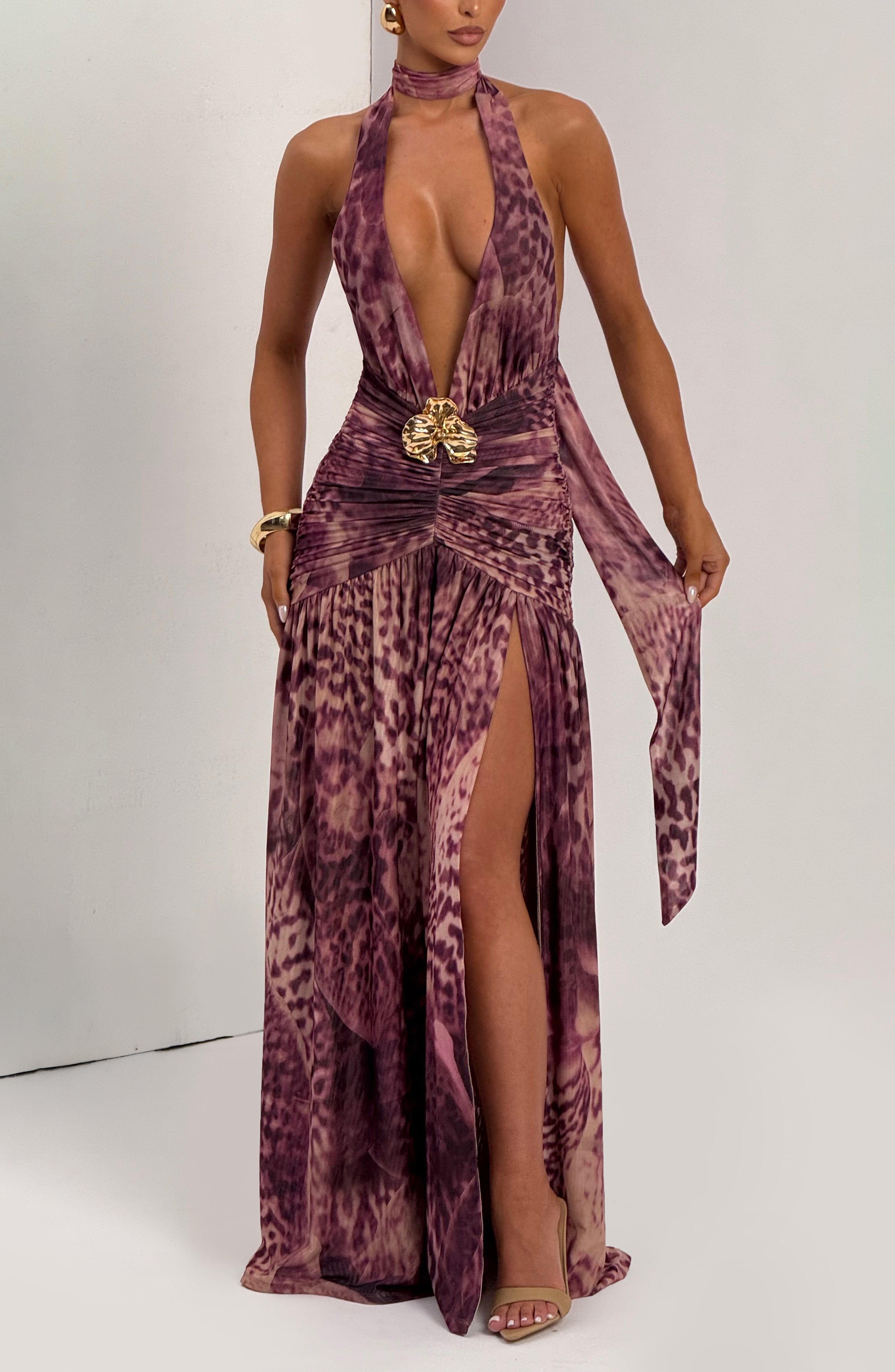 Vestido largo Melania con estampado de orquídea magenta.