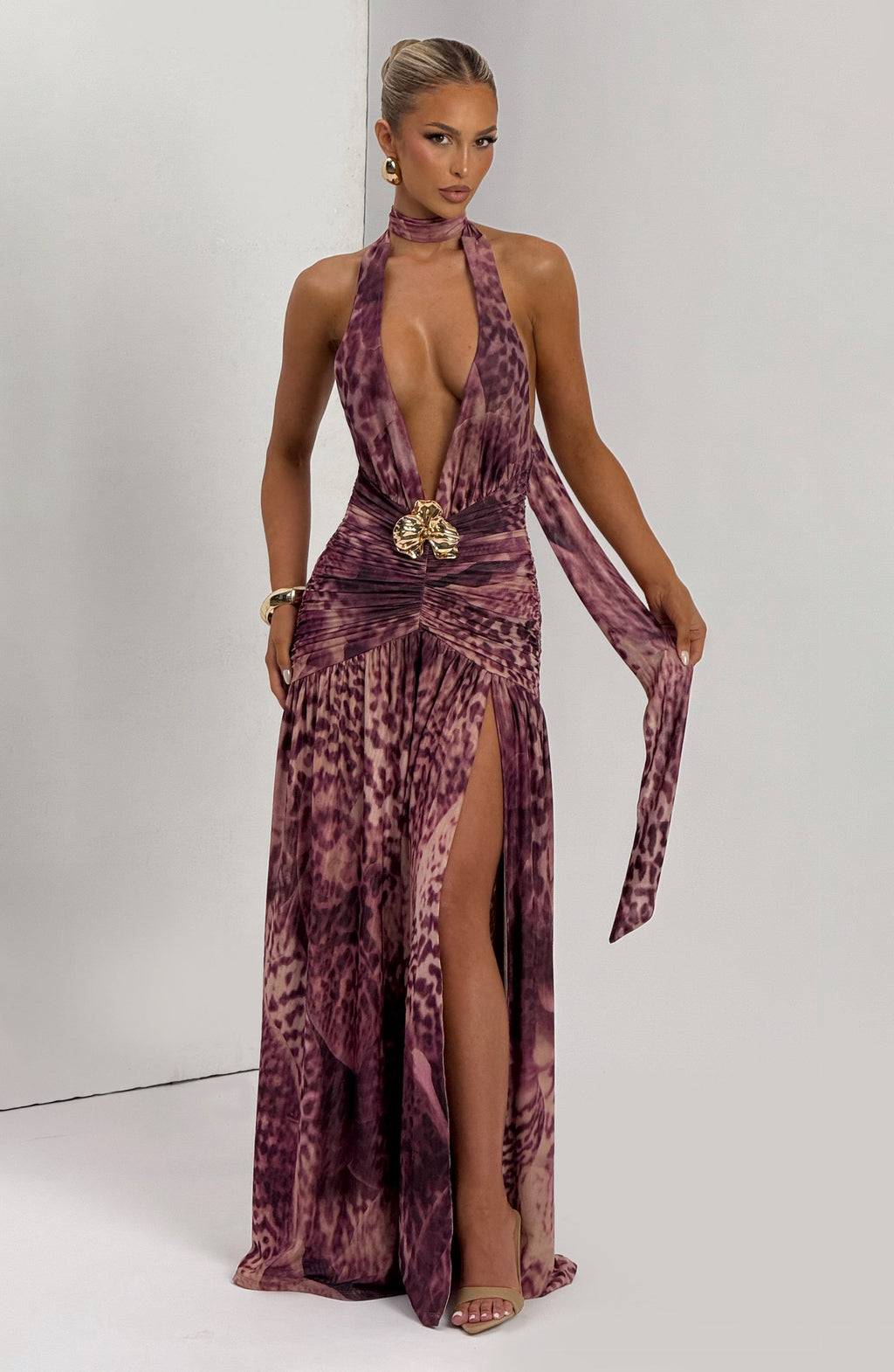 Vestido largo Melania con estampado de orquídea magenta.