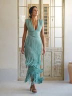 Dolcezza Vestido Maxi Elegante con Escote en V, Pliegues y Flecos